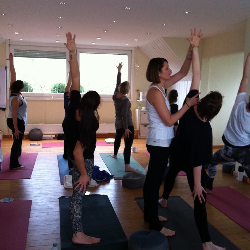 Romana Lorenz Zapf am Adjusten während der Yogapraxis